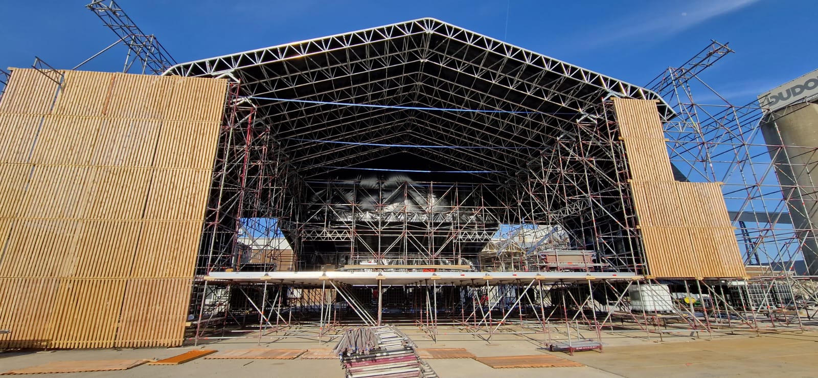 bouw van een festivalpodium