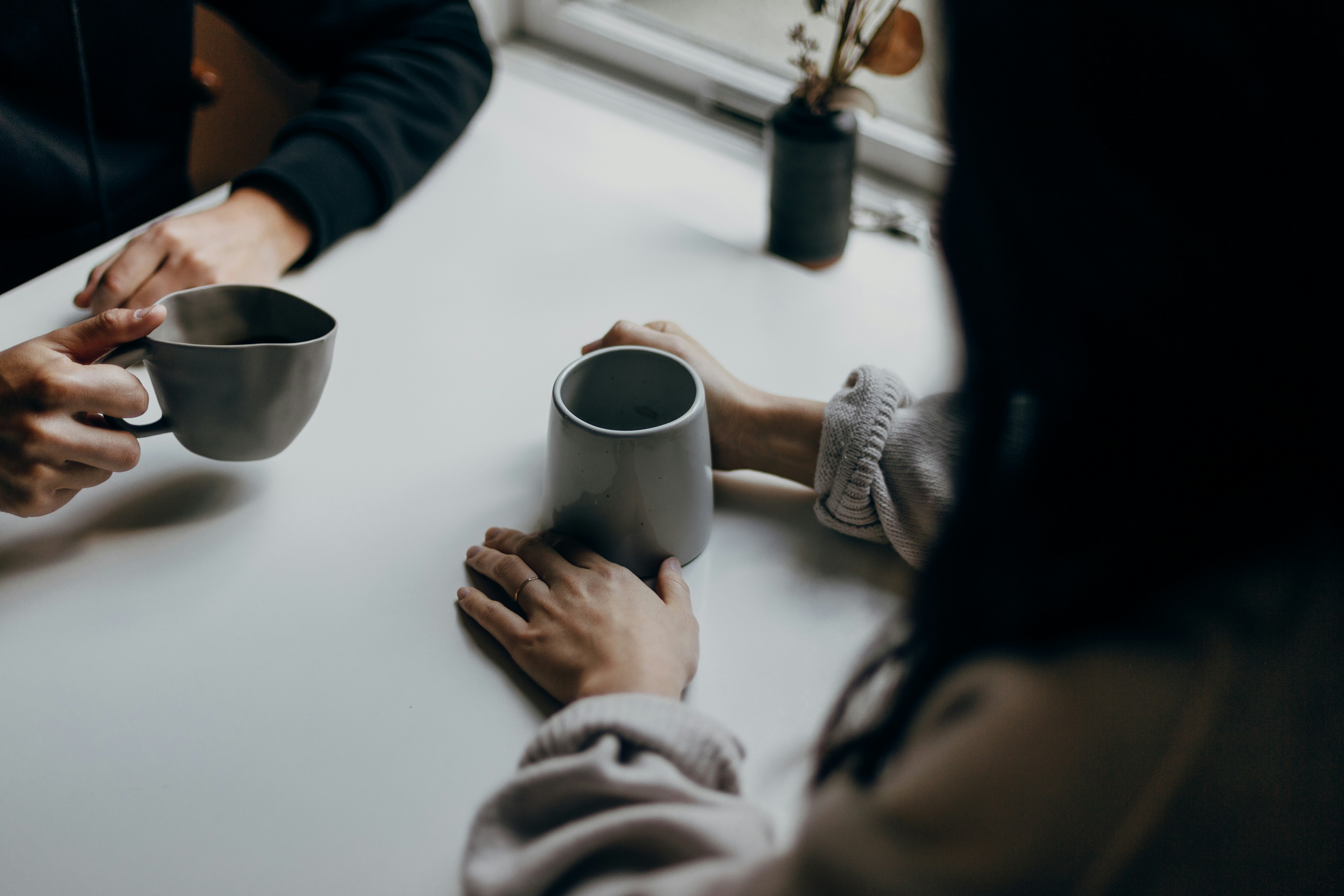 vertrouwelijk gesprek tussen twee personen